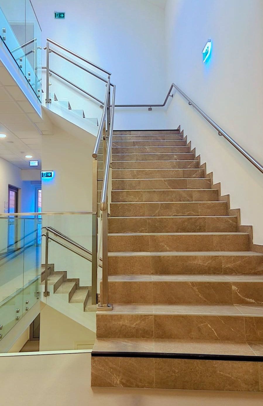 Modernes Edelstahl-Treppengeländer mit Glasfüllung in einem Bürogebäude
