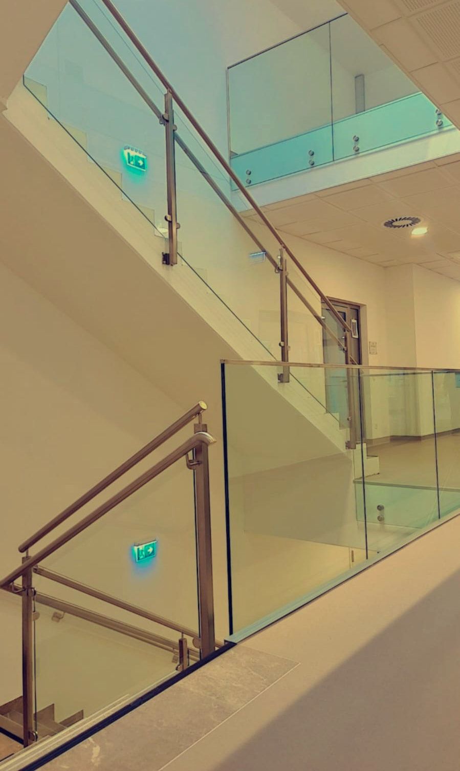 Elegantes Aluminium-Glasgeländer im Treppenhaus mit modernem Design