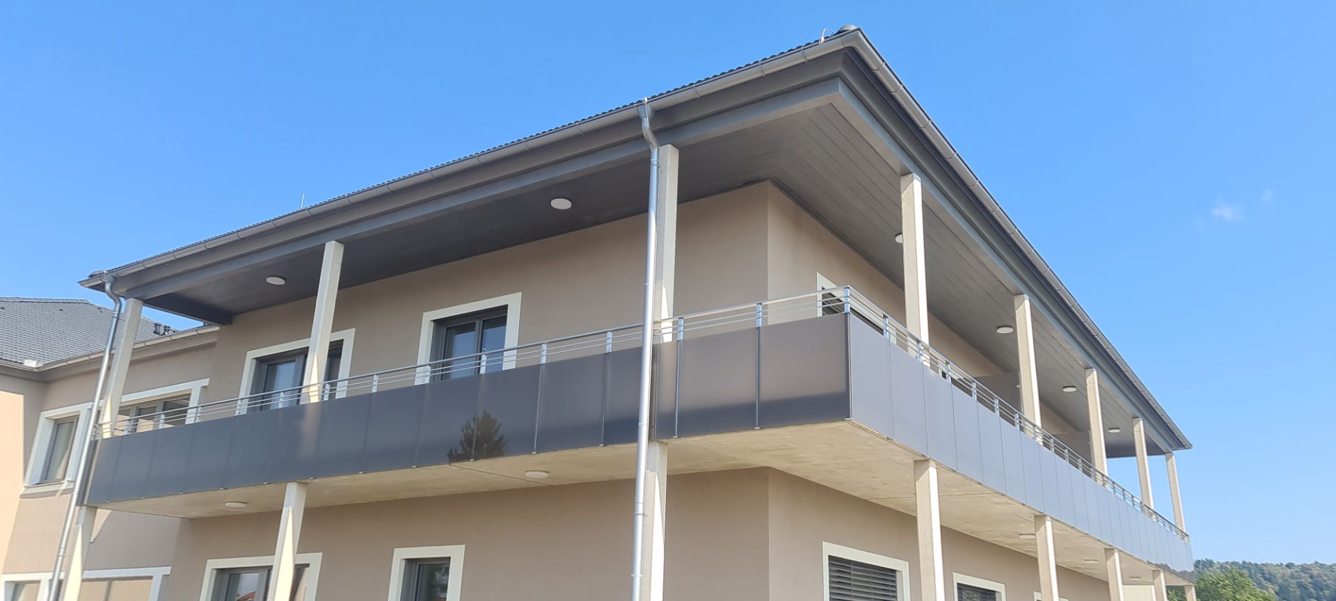 Hochwertiges Balkongeländer mit elegantem Design für Wohnhaus