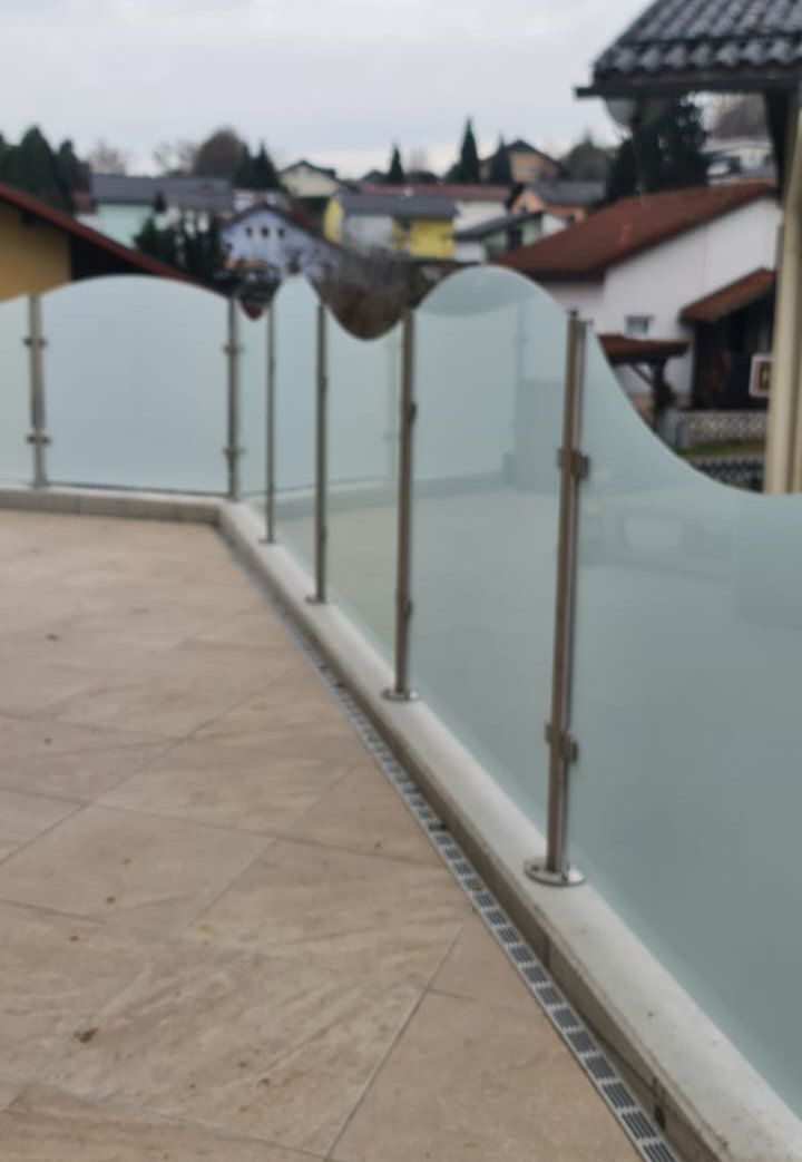 Elegantes Glasgeländer für Balkone mit freier Sicht und modernem Design
