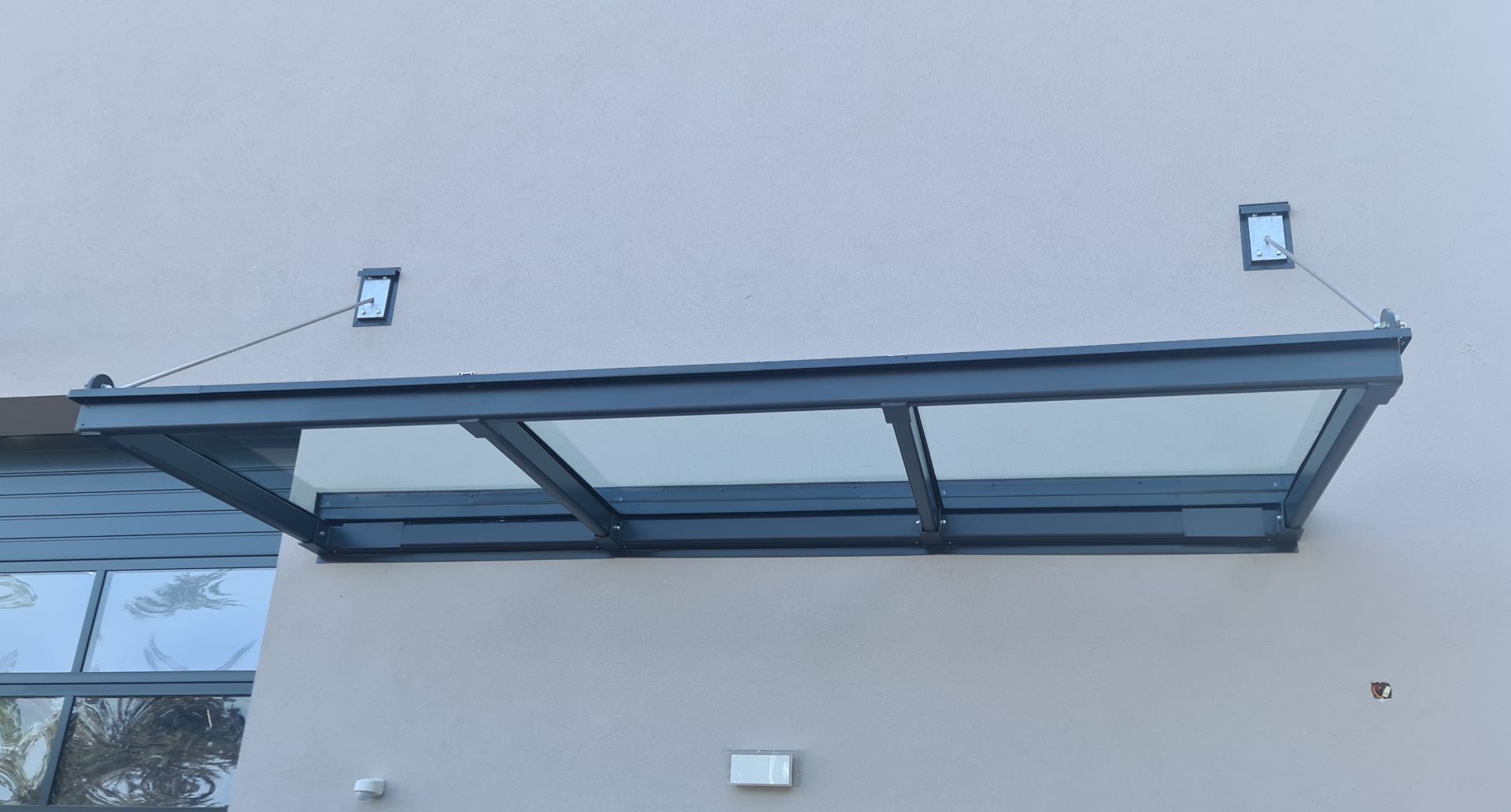 Moderner Aluminium Carport mit integrierten LED-Spots und anthrazitfarbener Pulverbeschichtung