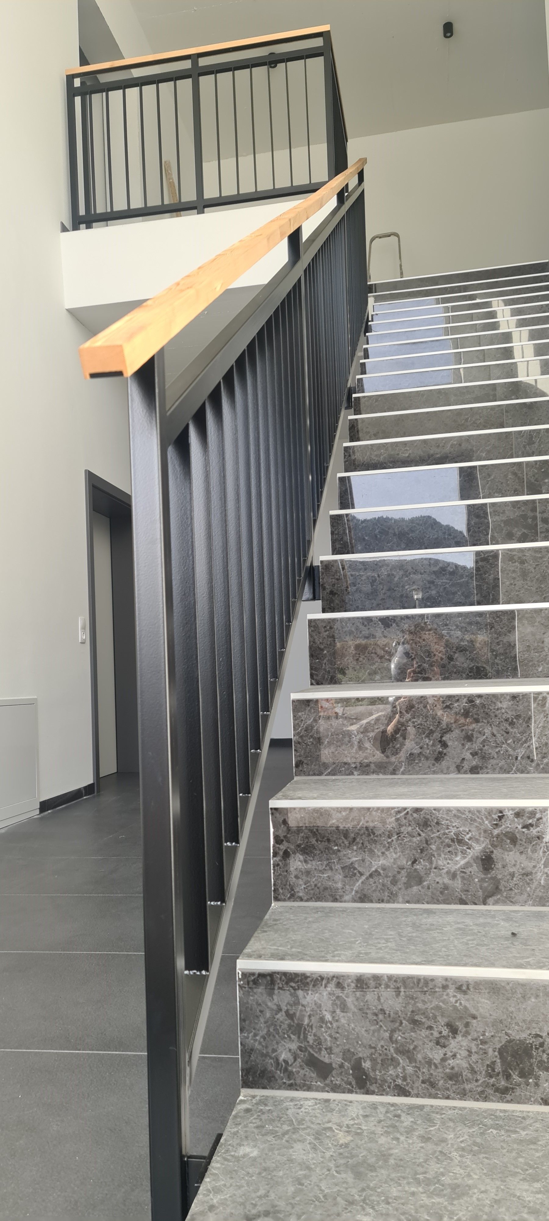 Hochwertiges Edelstahlgeländer in Anthrazit mit modernem Design für Balkon