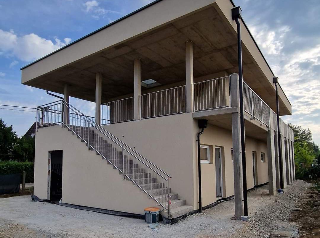 Modernes Edelstahl-Geländersystem für Außentreppen und Balkon am Gewerbebau