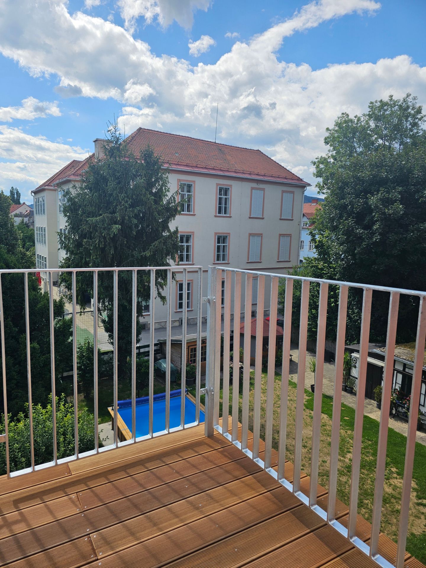Elegantes Edelstahlgeländer für Balkon mit klaren Linien und Stabilität