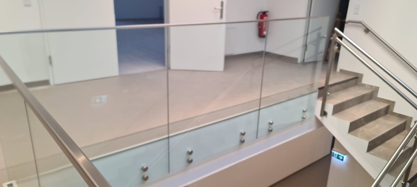 Edelstahl-Glas Geländer - lichtdurchlässiges Design für Stiegen