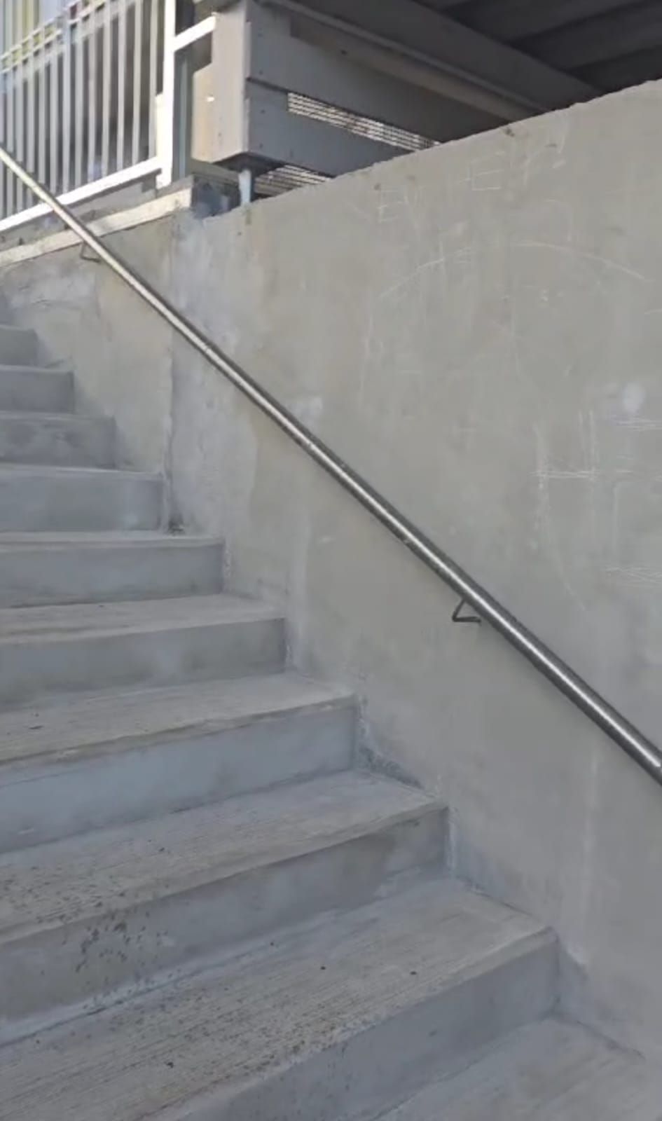 Edelstahl Handlauf - puristisches Design für moderne Stiegen