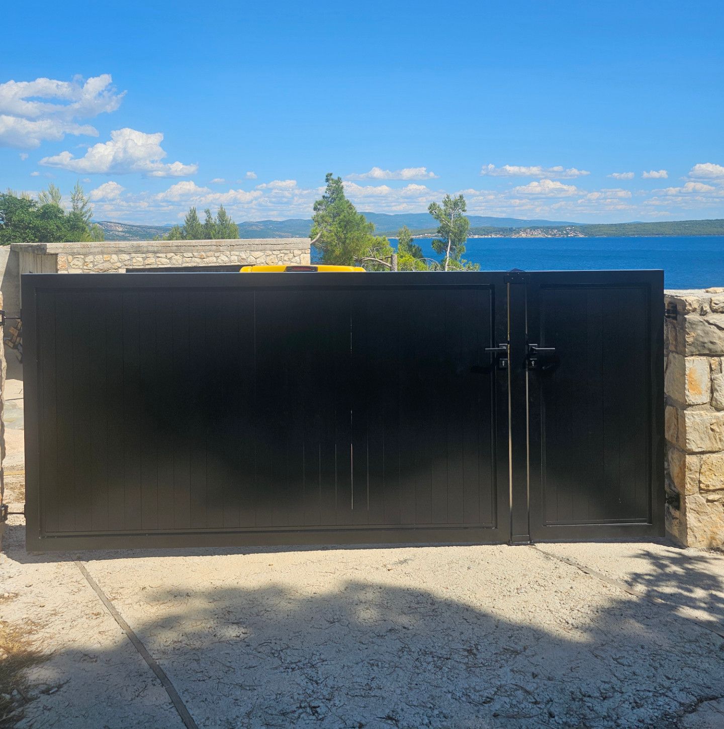 Robustes Einfahrtstor in Anthrazit mit horizontaler Lamellen-Optik