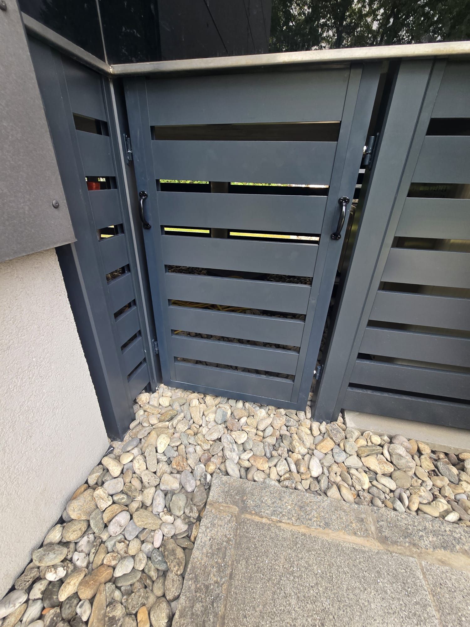 Elegantes Eingangstor aus Stahl mit Lamellen-Design für private Zufahrt