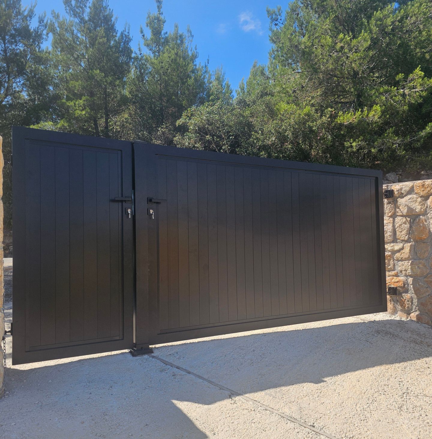 Hochwertiges Einfahrtstor aus Stahl für Wohnanlage in Graz