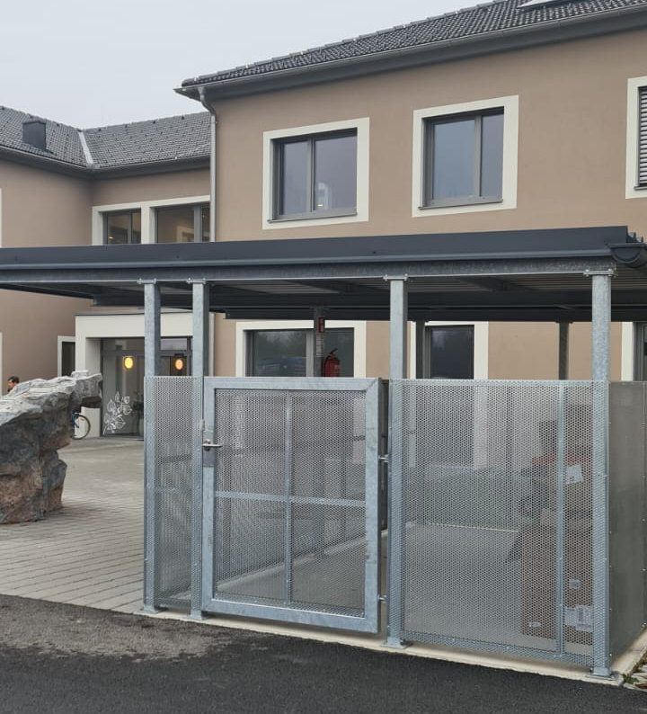 Maßgeschneiderte Mülltonnenverkleidung aus Aluminium mit praktischem Zugang