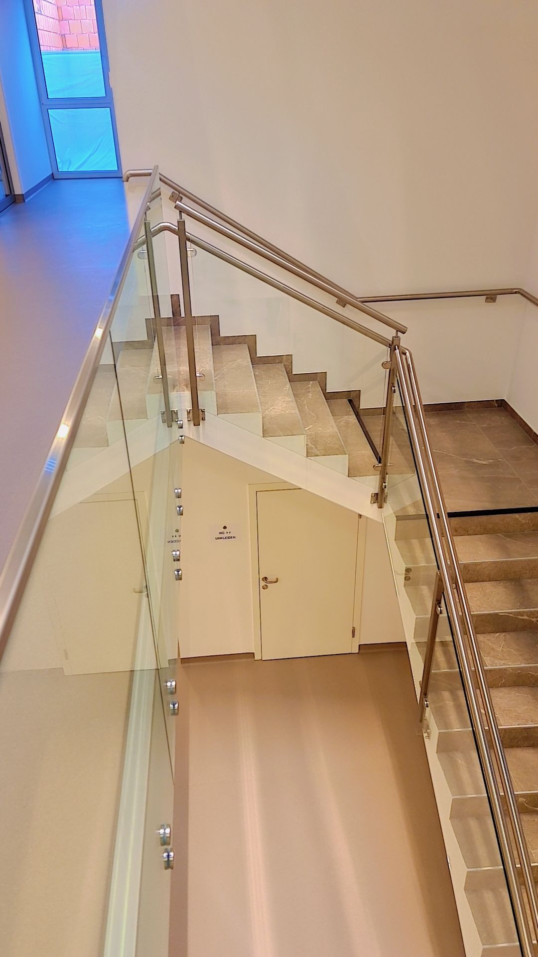 Exklusives Edelstahl-Glasgeländer mit polierten Handläufen für repräsentative Treppenanlage