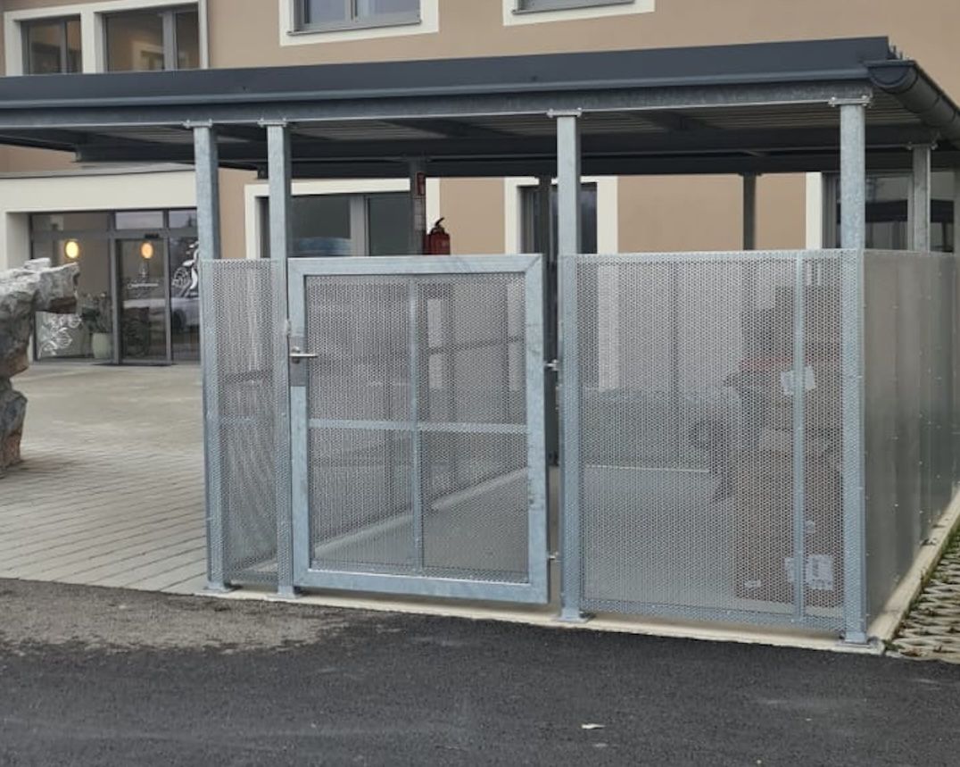 Professionelle Mülltonnenverkleidung aus verzinktem Stahl mit Überdachung und Gittertoren