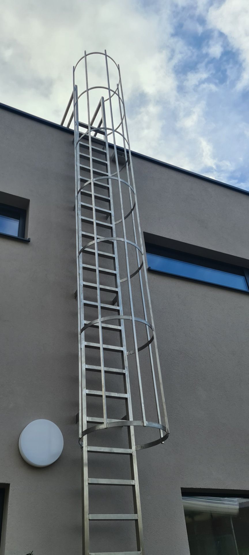 Maßgeschneiderte Stahlleiter als Sonderanfertigung für industrielle Anwendung