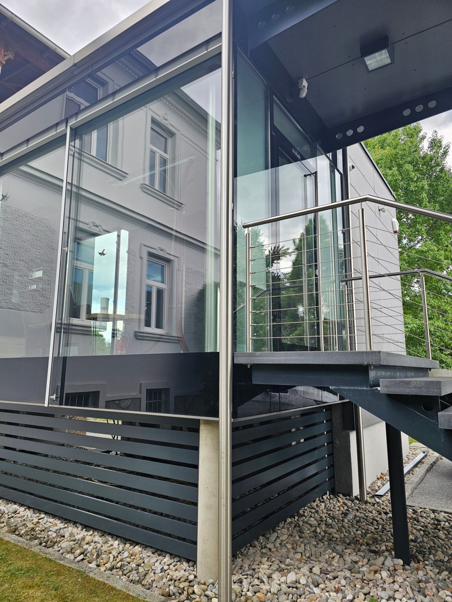Moderne Stahlverkleidung als Sonderanfertigung für Gebäudefassade
