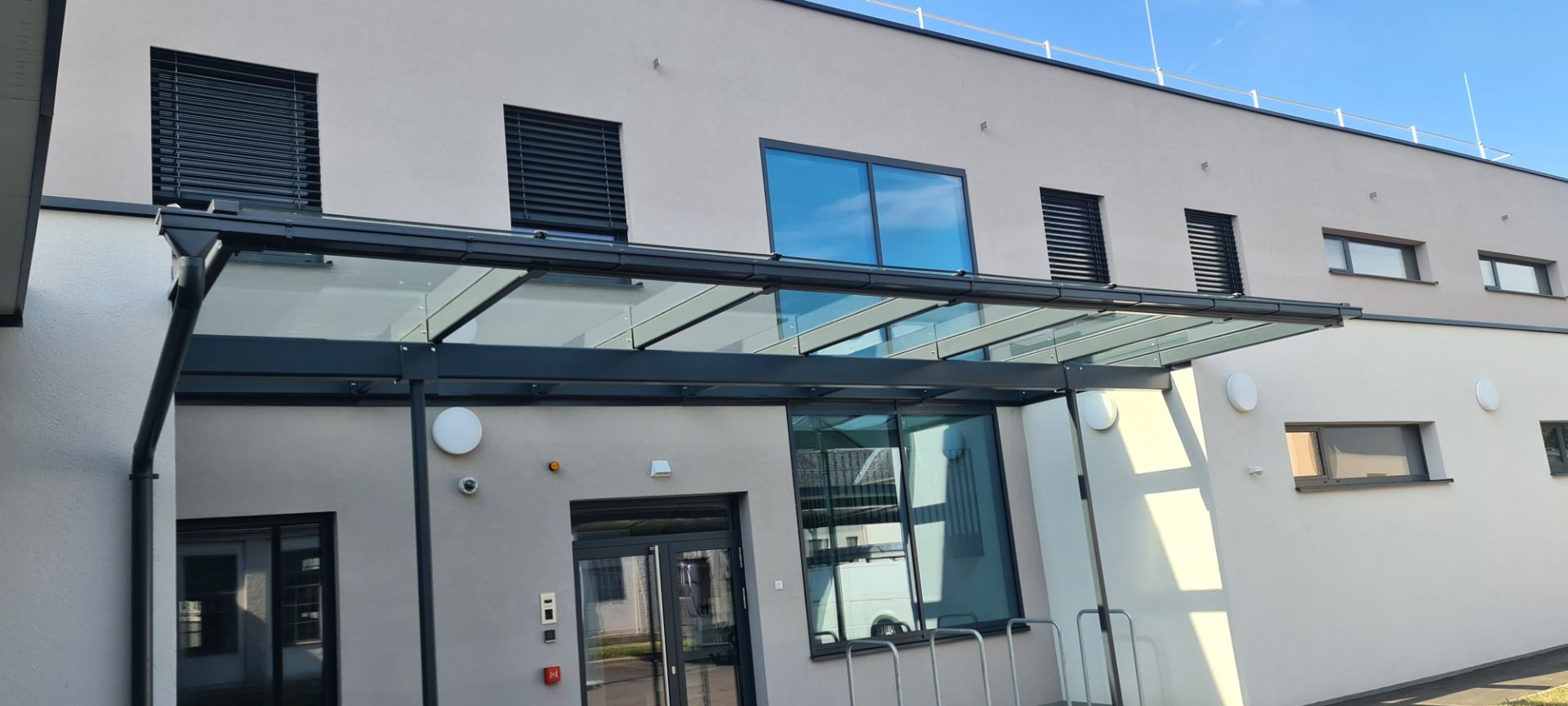 Moderne weiße Aluminium-Überdachung für Terrasse mit eleganter Lamellenkonstruktion